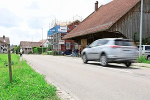 Die Autos auf der Kantonsstrasse vor dem Betrieb fahren schnell und gerade während Stosszeiten in hohen Kadenzen.