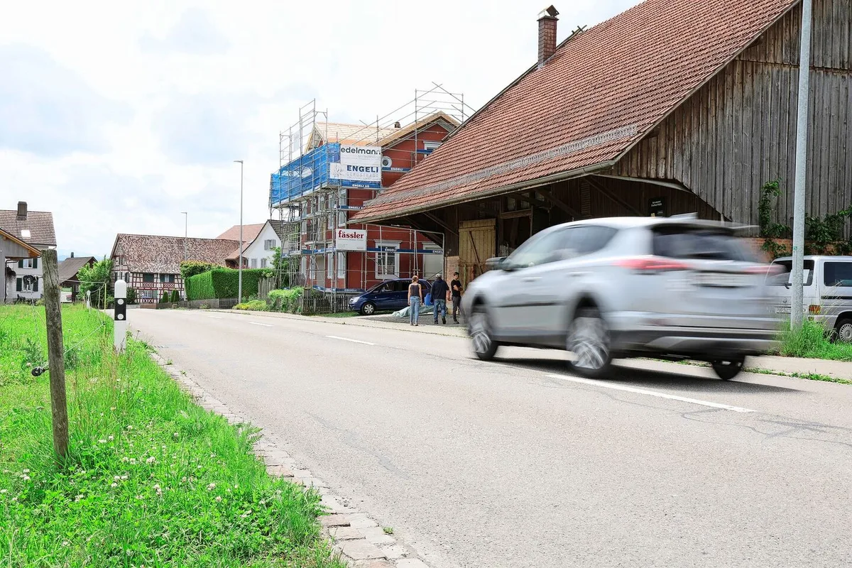 Die Autos auf der Kantonsstrasse vor dem Betrieb fahren schnell und gerade während Stosszeiten in hohen Kadenzen.