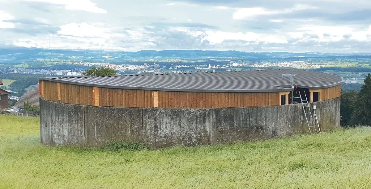 be761fa3afb19f68540d2dc237a2259cdbfded1b0d9b465673700b382eee3766 Abdecksysteme mit Holz, ergänzt mit isolierten Blechpaneelen: Individuelle Öffnungen und Anpassungen sind hier einfacher zu realisieren.
