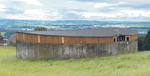 Abdecksysteme mit Holz, ergänzt mit isolierten Blechpaneelen: Individuelle Öffnungen und Anpassungen sind hier einfacher zu realisieren.
