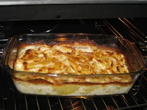So stellt man sich einen guten Kartoffelgratin vor: Cremig und knusprig überbacken. Ob das aus der Dose oder mit gefriergetrockneten Scheiben und Guss in Pulverform genauso aussehen kann?