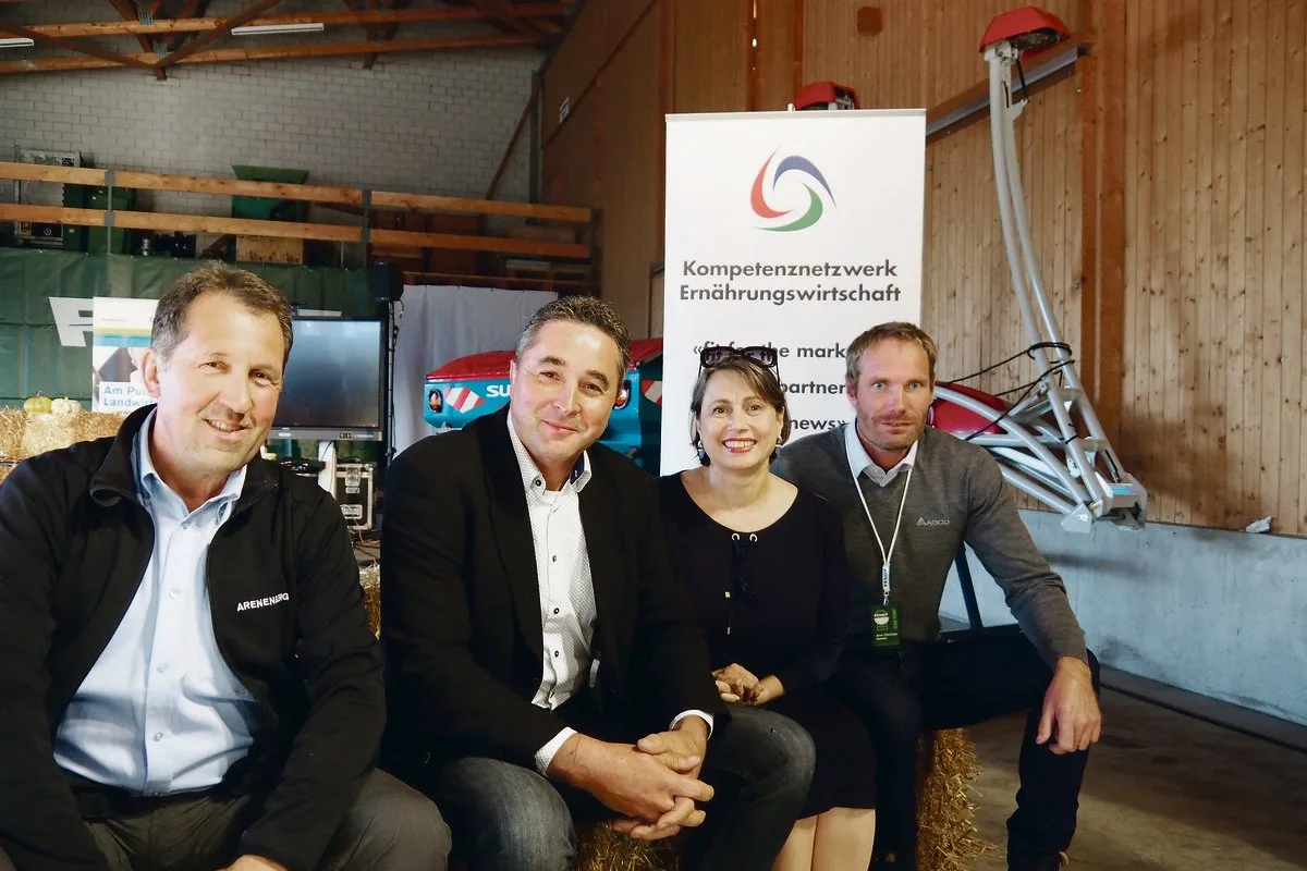 33116567ea811c16021591252533b7109b4d96a1 Sie diskutierten an der Strohballenarena (v. l. n. r.): Christian Eggenberger, Leiter Beratung BBZ Arenenberg; Daniel Kressibucher, Landwirt und Lohnunternehmer Lanzenneunforn; Babette Sigg Frank, Konsumentenforum; Jens Christian Jensen, AGCO.(Bild chw)