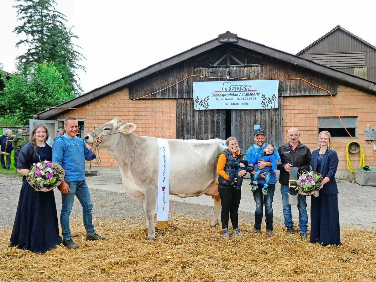 d10b5da0018a73d9d3ba2c0ce134ba9b0131538a287c9c69ad05f8a5bf9af1f7 Miss Schönholzerswilen Grace mit ihren strahlenden Besitzern, der Familie Fabienne und Marco Müller; schön umrahmt von den Ehrendamen mit Blumensträussen.