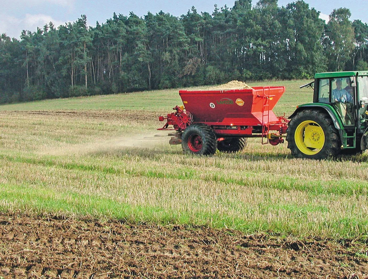 d5005fb118fc9e515d4ccd643500d6c7c7ea79c0 Der optimale Zeitpunkt für eine Kalkung ist nach der Getreide- oder Rapsernte. Dann sind da die Böden meist gut befahrbar. Bild: Strickhof