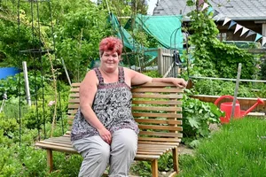 Regula Löffel baut in ihrem Garten auf 1030 m. ü. M. viele verschiedene Kräuter und Wildpflanzen an. Sie kauft aber auch viele Produkte von Bäuerinnen zu. Das wichtigste ist für Sie, dass alles aus der Schweiz kommt, auch das Salz. (Bild Jasmine Baumann)