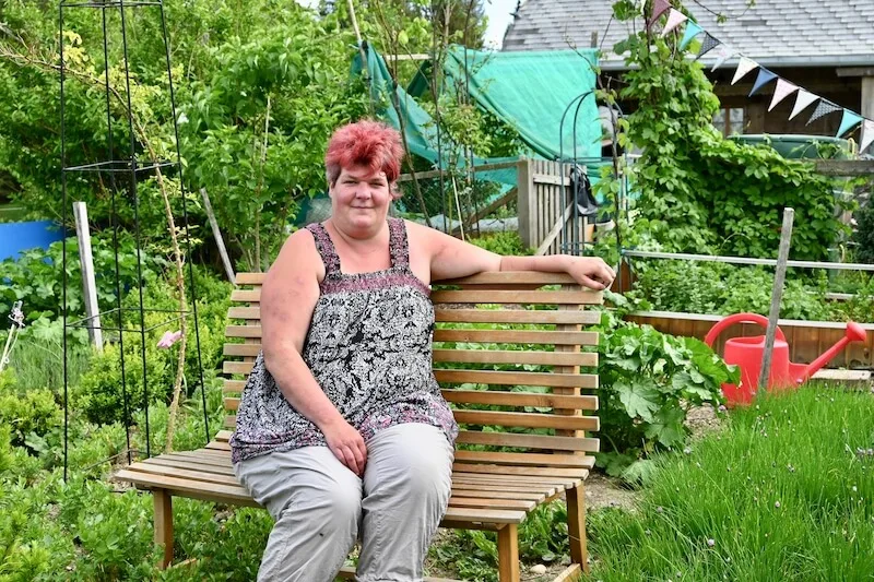 89696322353f6048c6c06e58554308e4cc441091 Regula Löffel baut in ihrem Garten auf 1030 m. ü. M. viele verschiedene Kräuter und Wildpflanzen an. Sie kauft aber auch viele Produkte von Bäuerinnen zu. Das wichtigste ist für Sie, dass alles aus der Schweiz kommt, auch das Salz. (Bild Jasmine Baumann)