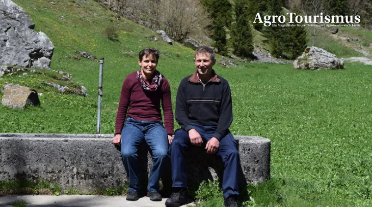 332fcad0bc0ab4c57435a9810a6d07bddaa9a7fc Ruth und Chläus Signer bieten seit 20 Jahren auf ihrem Sömmerungsbetrieb Schlafen im Stroh an. (Bild Stefanie Giger)