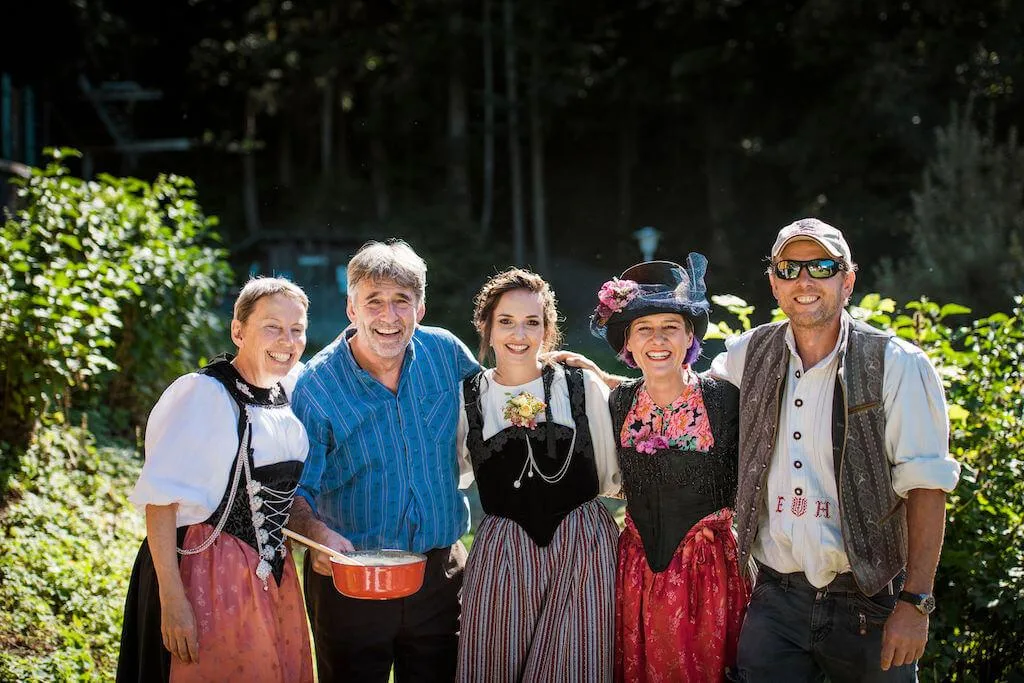 Rund 50 Leute nahmen am Anlass teil, viele davon in Trachten. (Bilder zVg)