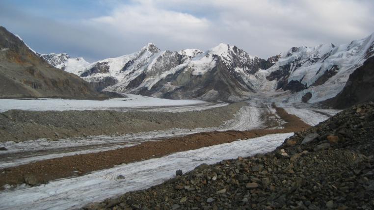 Gletscher der Alaska Range mit Gesteinsschutt bedeckt