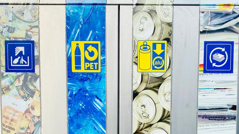 Recycling-Kübel im SBB-Bahnhof