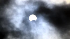 Ein kleines Stückchen nur «knabbert» der Mond am Donnerstag die Sonne an – zumindest von der Schweiz aus gesehen.