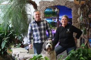 Roberto Topatigh und Nicole von Däniken mit ihrem Polnischen Hirtenhund Gigi inmitten ihres Zoofachgeschäfts.