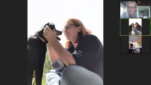 Alexandra Müller lobt ihren Appenzeller-Mix Balou für die Übung.