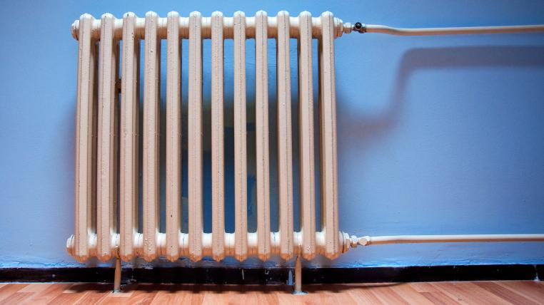 Radiator vor blauer Wand