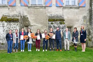 Die Gewinner und Organisatorinnen der 17. Tagung Pferdeforschung Schweiz in Avenches.