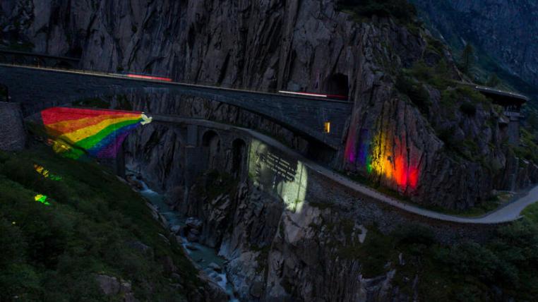 Teufelsbrücke mit Lichtinstallation von Greenpeace