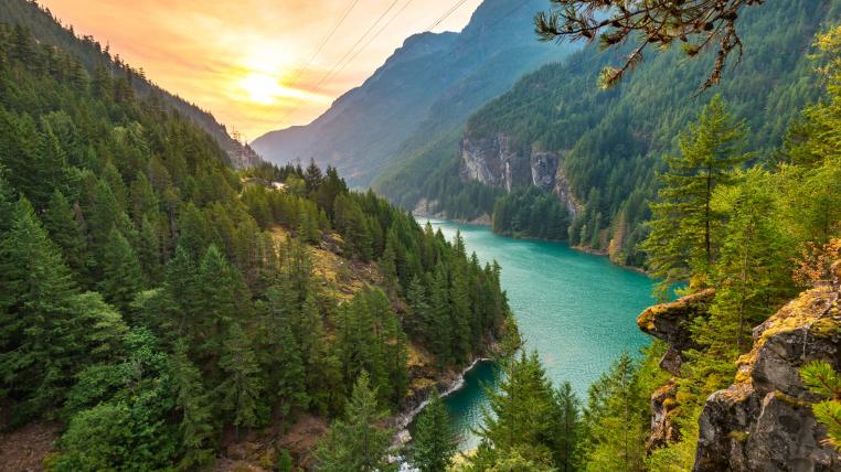 Grünes Wasser in US-Bergsee