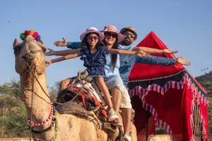 Kamelreiten ist in vielen Wüstenregionen eine unbestrittene Touristenattraktion.