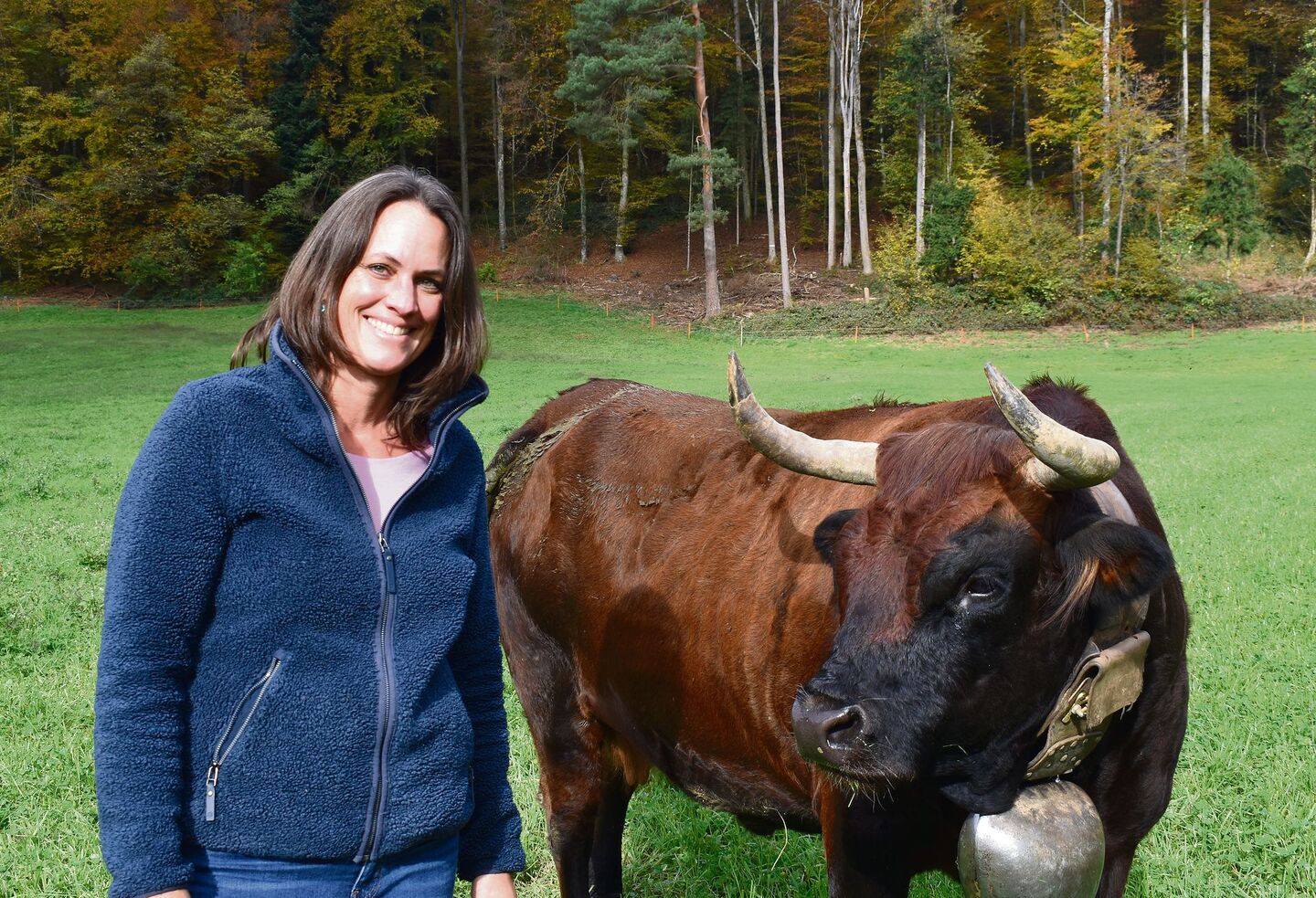 Alexandra Monnerat mit Bagheera, ihrer Lieblingskuh, die im November Grossmutter des Kuhkalbs Billy wurde.
