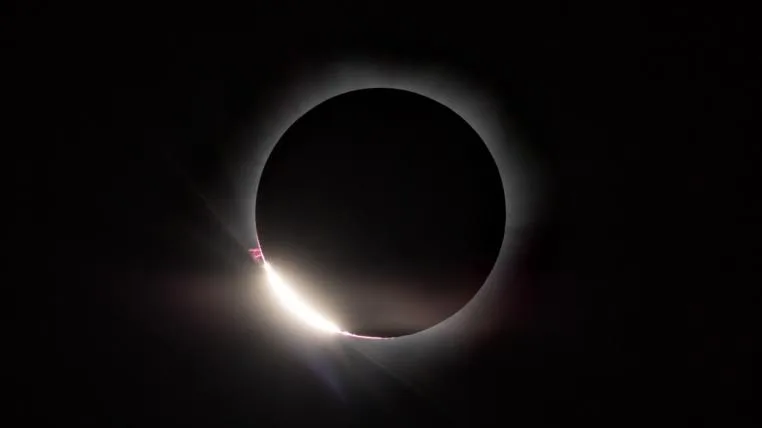 a2a7b3835ae6627adaa80efc0beb98ece7d55110 Totale Sonnenfinsternis