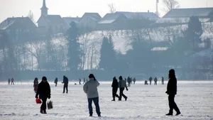 Die Kälte und die Eisschicht tut dem Ökosystem im See gut. Hier die letzte Seegfrörni des Pfäffikersees im Jahr 2012.