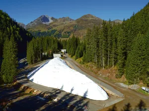 Auf diesem Schneehügel werden 20 000 Kubikmeter Schnee übersommert.