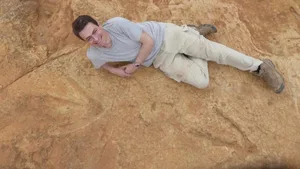 Gigantisch: Ein Forscher posiert neben den entdeckten Fusssuren des Riesen-Fleischfressers ins Lesotho.
