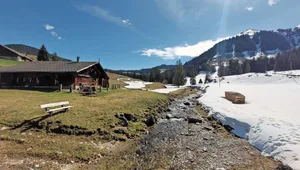 Von saftiggrünen Blumenwiesen bis hin zu arktischen Schneelandschaften hat die Region Gantrisch im April alles zu bieten.