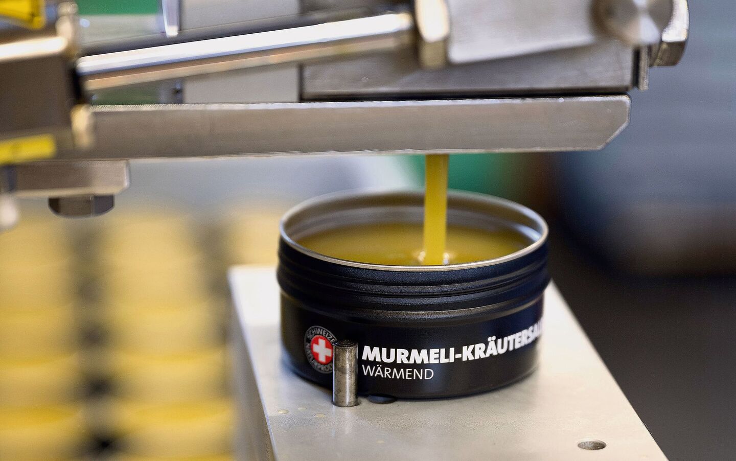 Unter seinem Fell hat das Murmeltier eine dicke Schicht Fett mit Substanzen, die eine Wirkung wie Cortison haben. Deshalb hilft  die Salbe von Puralpina mit dem Murmeltieröl gegen verschiedene Gelenks- und Muskelschmerzen.