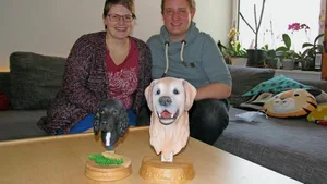 Esther und Fabian Zelzer mit zwei ihrer ersten Büsten als Urnen: jene für Hündin Nala und die für Rüde Arno.
