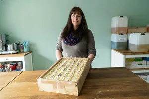 Heidi Ryter präsentiert ihre herrlich duftende Bienenwachs-Seife.