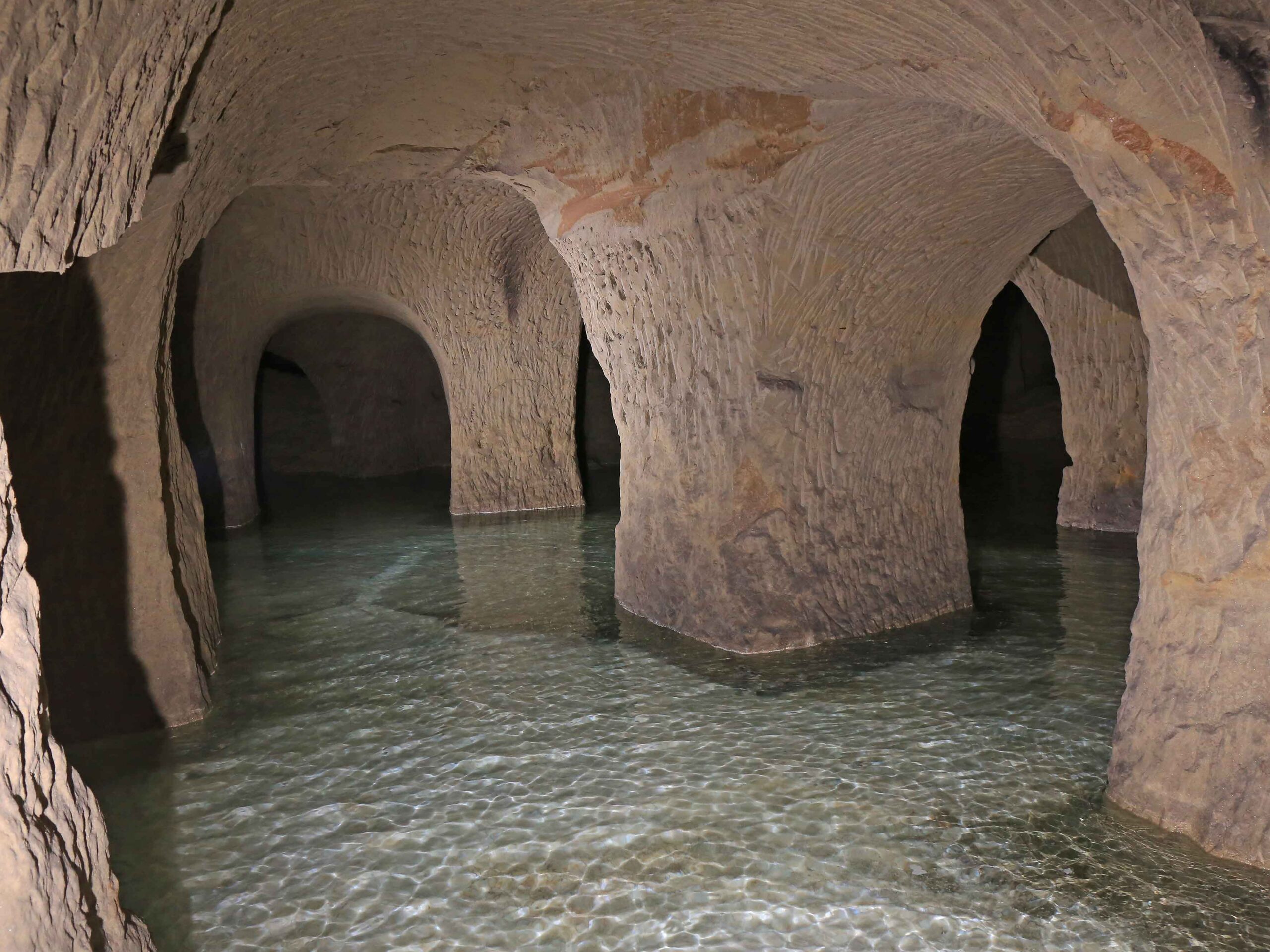 Unterwegs im Quarzsandbergwerk von Buchs im Kanton Zürich