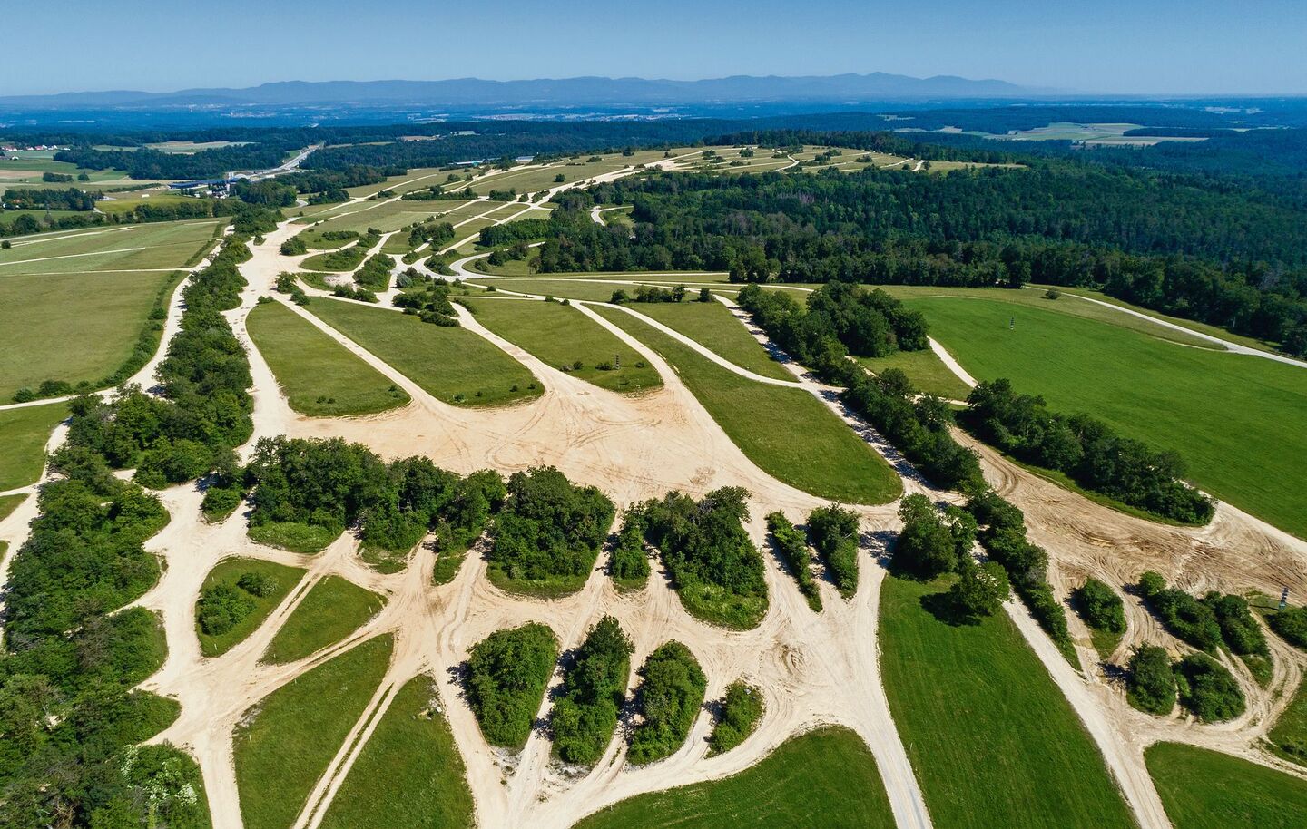 Das Übungsgelände der Schweizer Armee bei Bure JU besteht aus einer vielfältigen Mosaiklandschaft