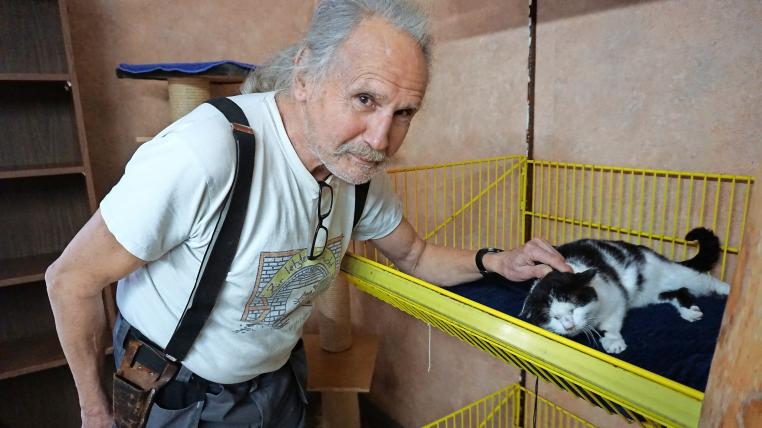 Günther Weber in seinem Katzenasyl