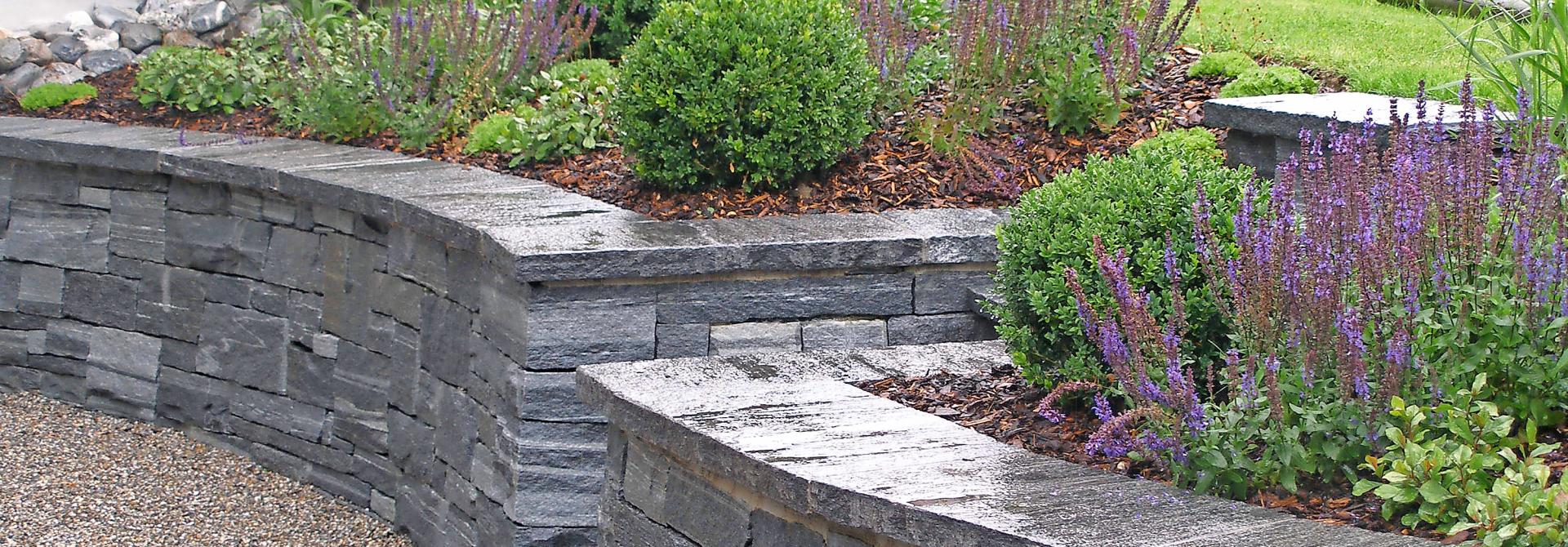 Trockenmauer im Garten