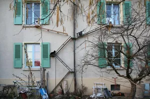 Die Katzenleiterli-Vielfalt von Bern: Bei diesem Modell werden die Latten auch im Zickzack an der Hauswand entlang und – von einer Latte gestützt – nach oben gebaut, wobei eine Länge erreicht wird, die es der Katze erlaubt in den zweiten Stock zu gehen. Eine Art Zaun soll die Katze im oberen Bereich vor dem Fall schützen.