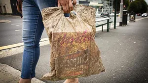 Ein biologisch abbaubarer Plastiksack kann auch nach drei Jahren im Meer noch eine Ladung Einkäufe halten.