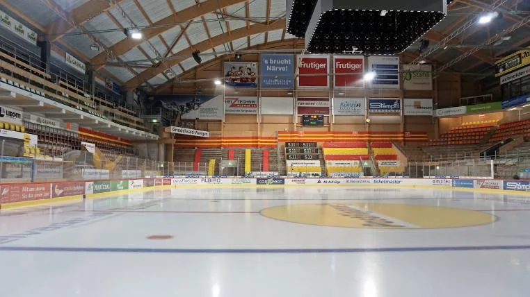 1f477d8614973351f30db5c1cc128964db4c0126 Blick aufs Eisfeld der SCL-Tigers