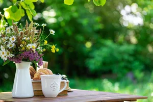 Im Frühling schmeckt der Kaffee draussen gleich doppelt so gut.