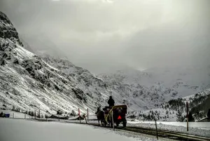 Die Fahrt durch das Tal bietet eine beeindruckende Kulisse.