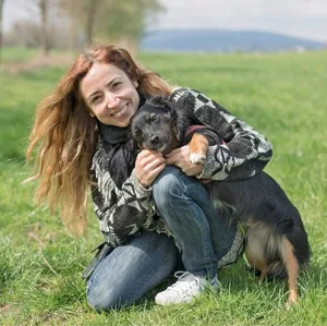 Tierfotografin Deniz Leu mit ihrem Liebling Polly.