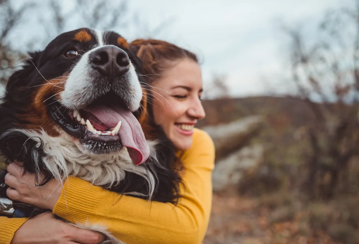 Young-woman-with-dog-1060529042_6368x4329 Zeit zum Durchatmen