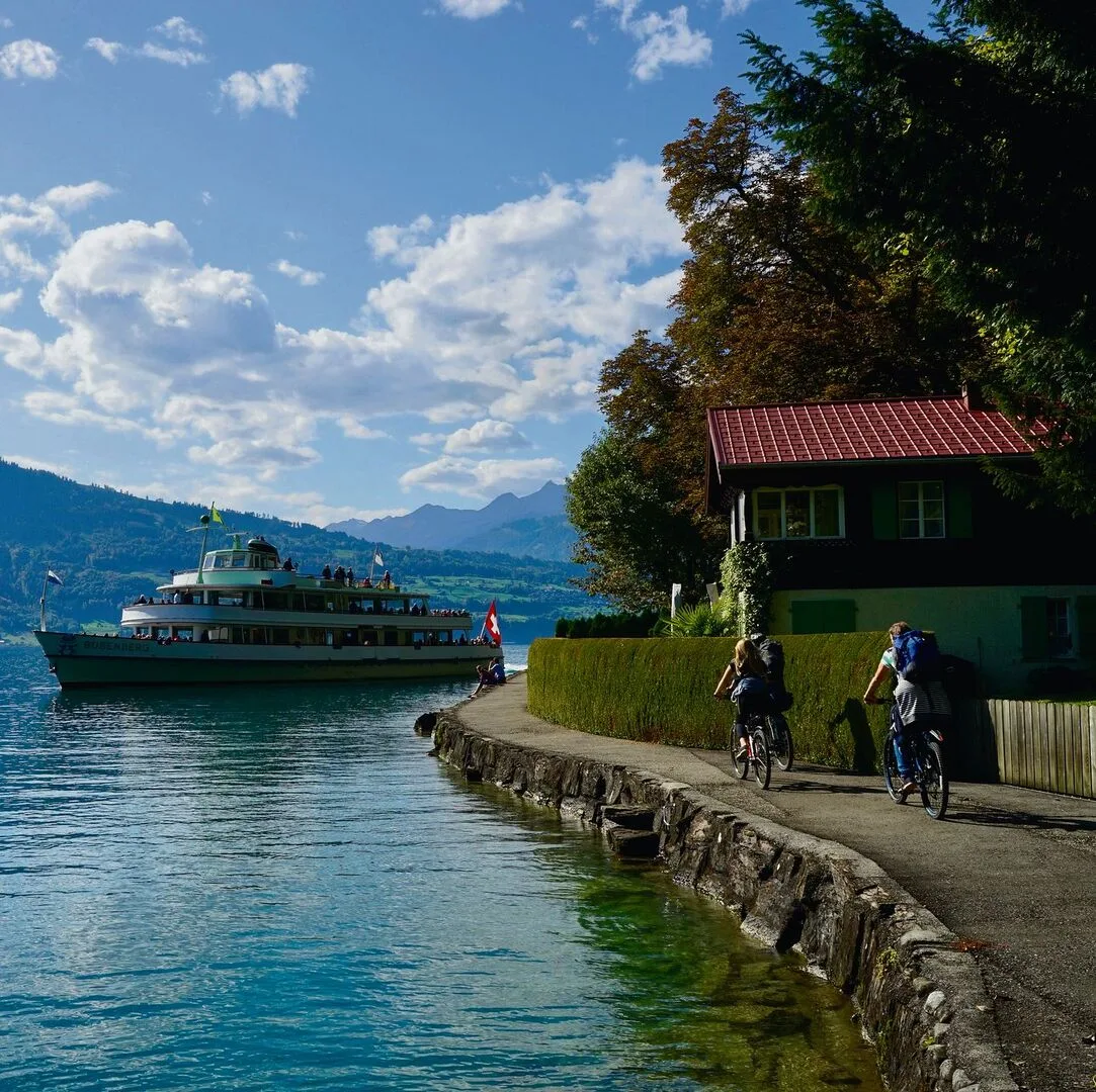 13b1ef0c0e12792dcb0fa43d39631dac07239ac3ec270534a285485535e42daf Eine abwechslungsreiche Tour: Sonnenschein an der Schiffanlegestelle von Sundlauenen
