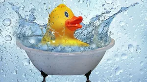 Hoppla! Solange dass Wasser nicht aus der Badeente selber heraus spritzt, ist es appetltlich.