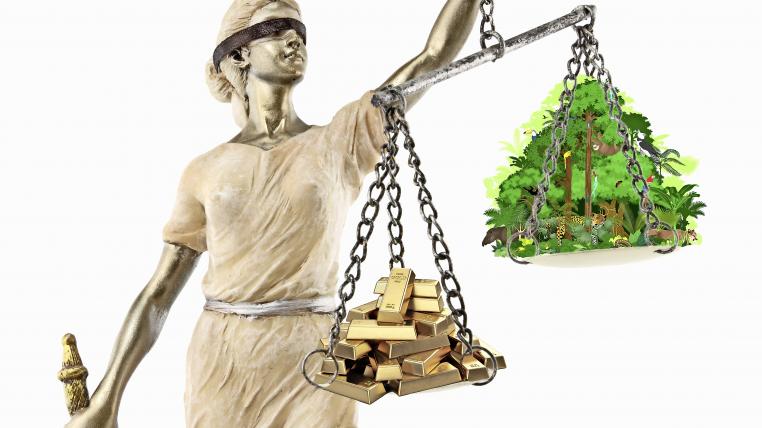 Justitia mit Regenwald und Gold