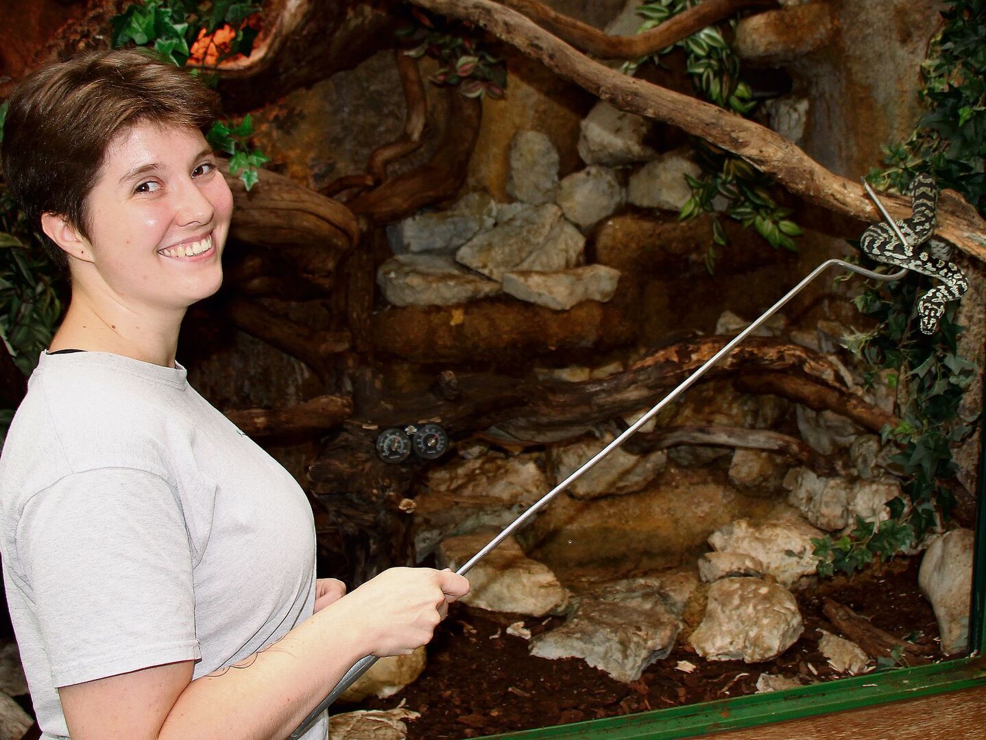 Léa Maffini mit einer Rautenpython im Vivarium Meyrin.