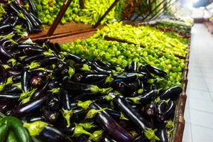 Wenn es um Lebensmittel geht, dann kommt es auch auf ihre Herkunft an. Beispiel Aubergine: 983 g CO2eq (saisonal in der Schweiz), 1632 g CO2eq (im Mai aus Spanien), 2465 g CO2eq (im Mai aus einem deutschen Gewächshaus), 13682 g CO2eq (im Mai per Flugzeug aus Thailand).