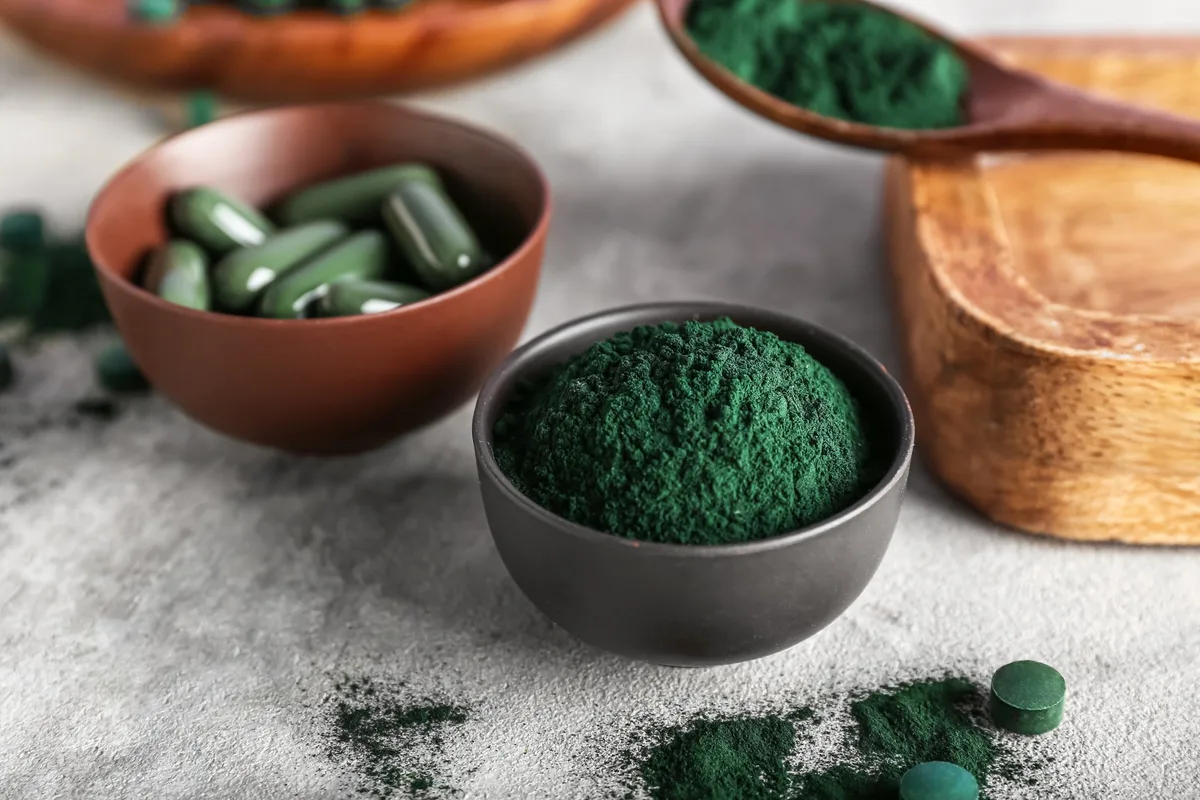 shutterstock_2180340393 Spirulina: Was steckt hinter dem grünen Heilbringer?