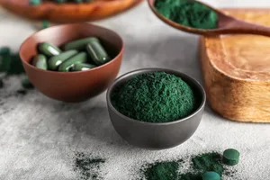 Spirulina ist in Form von Tabletten und Pulver erhältlich.
