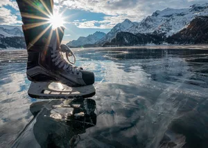 Hochgelegene Seen verwandeln sich im Winter in magische Eislandschaften, doch das Betreten nicht freigegebener Eisflächen birgt erhebliche Gefahren.